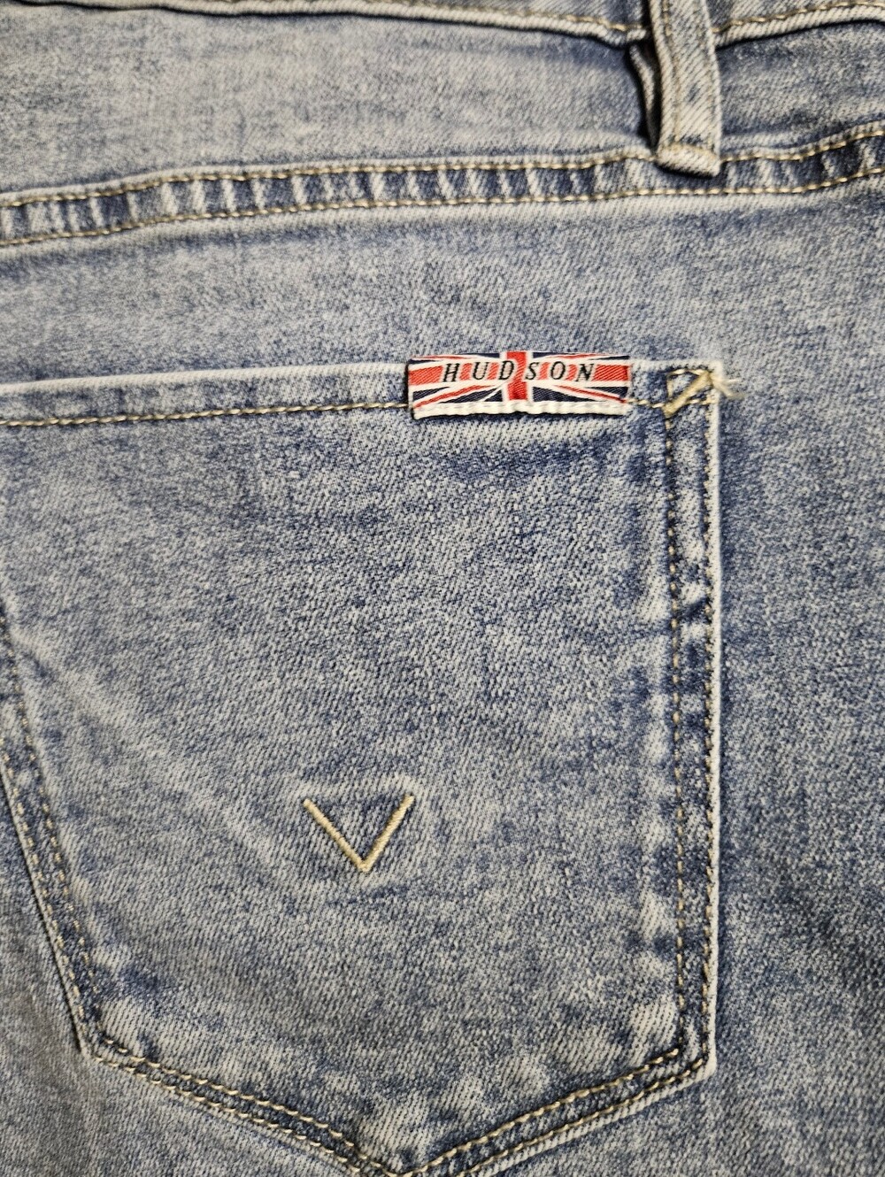 Hudson Women's Mid-Rise Premium Denim Shorts Light Wash NWT Sz 8/29 - NWT - Picture 3 of 5